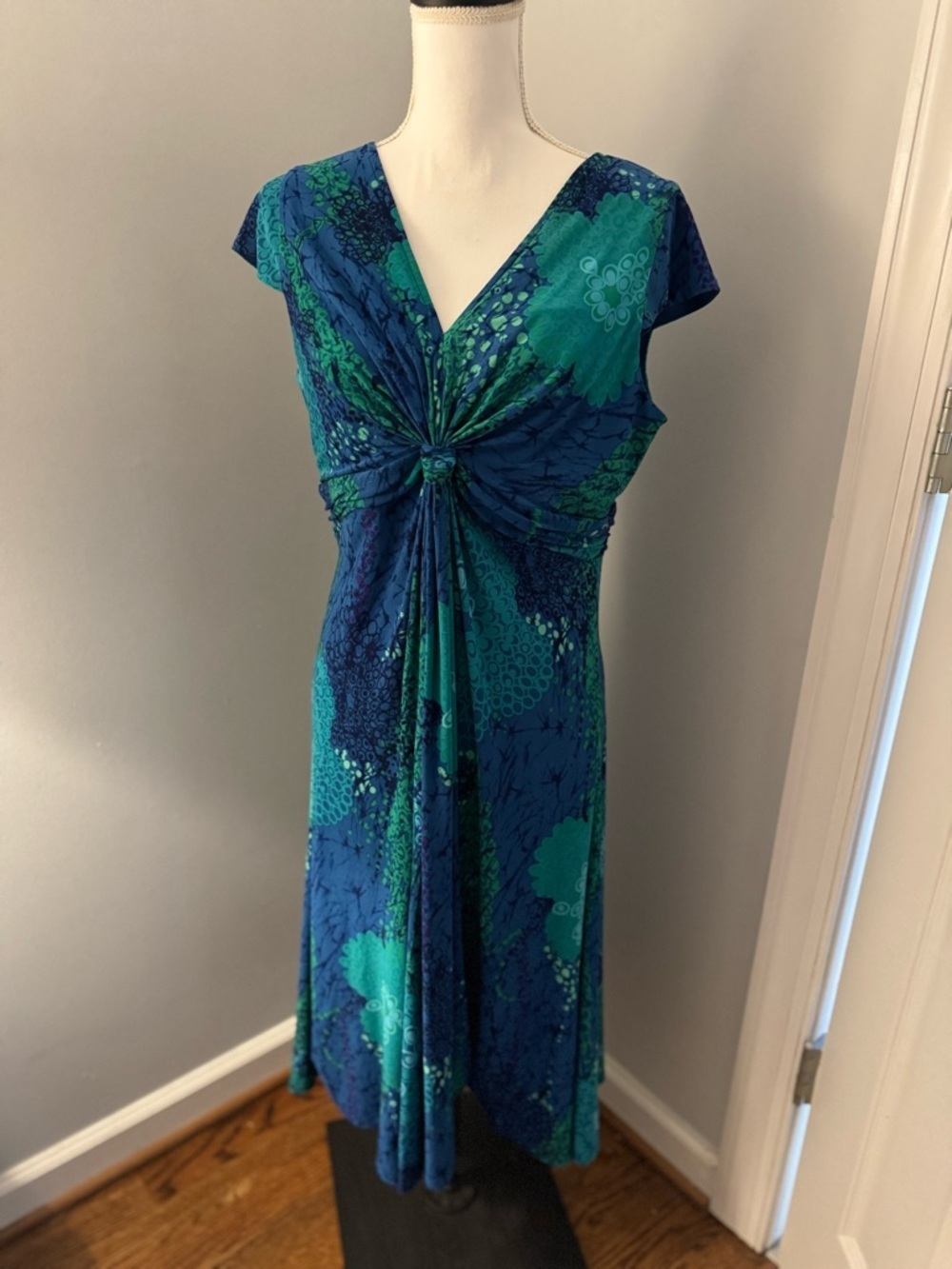 New Directions Dress Midi, V neck NO WRINKLE. Beautiful royal blue/turquoise 12